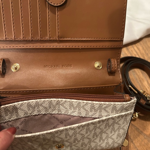 Michael Kors Monogram Cream Crossbody Bag w/phone slot - Jet Set Travel - Picture 6 of 11